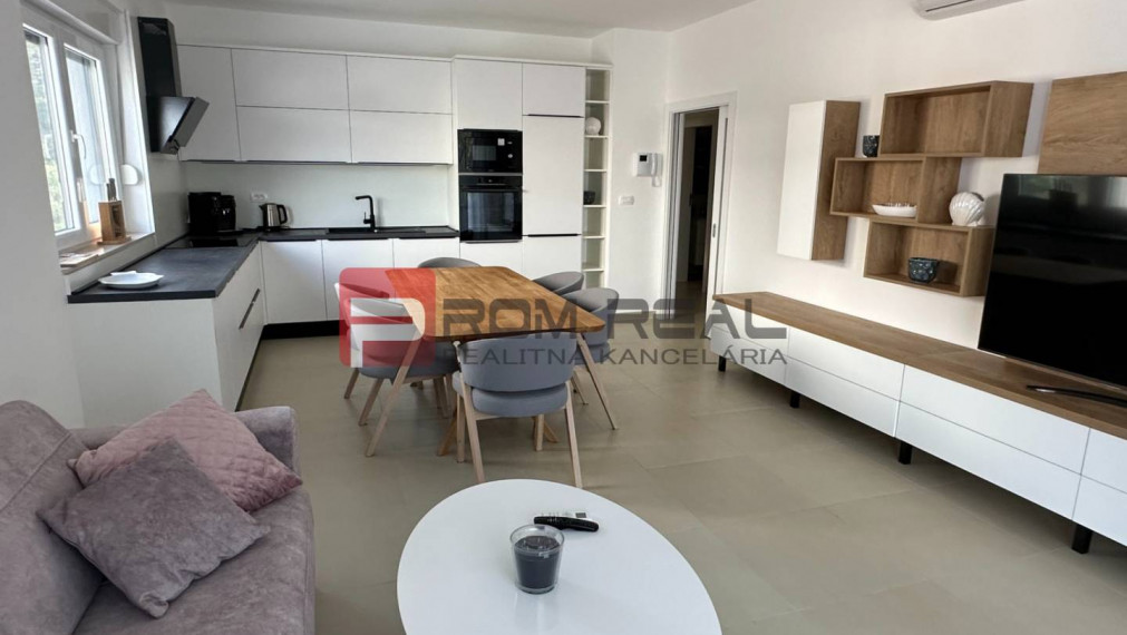 Nový kompletne zariadený 3-izbový apartmán s parkingom v Chorvátsku!