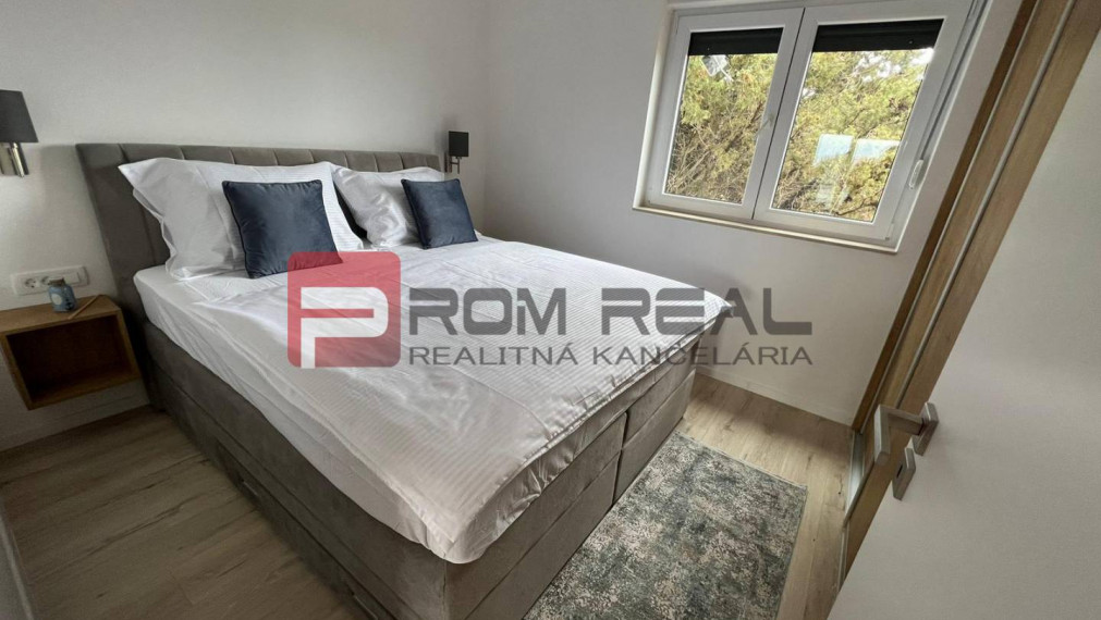 Nový kompletne zariadený 3-izbový apartmán s parkingom v Chorvátsku!