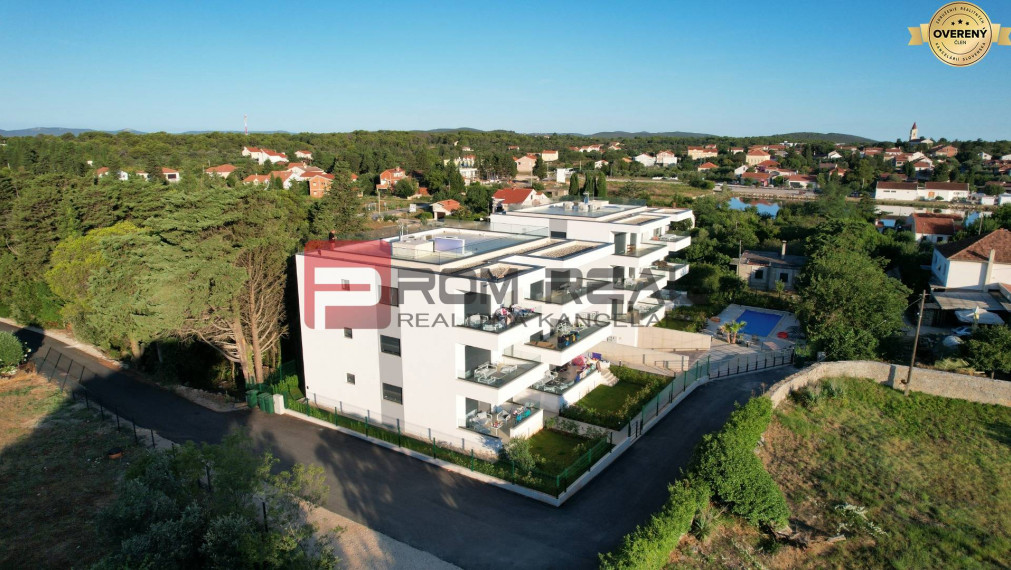 Nový kompletne zariadený 3-izbový apartmán s parkingom v Chorvátsku!