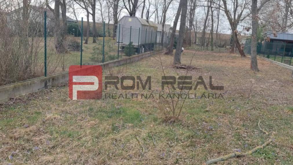 Na PREDAJ záhrada  na skok od Bratislavy v obci Hamuliakovo 