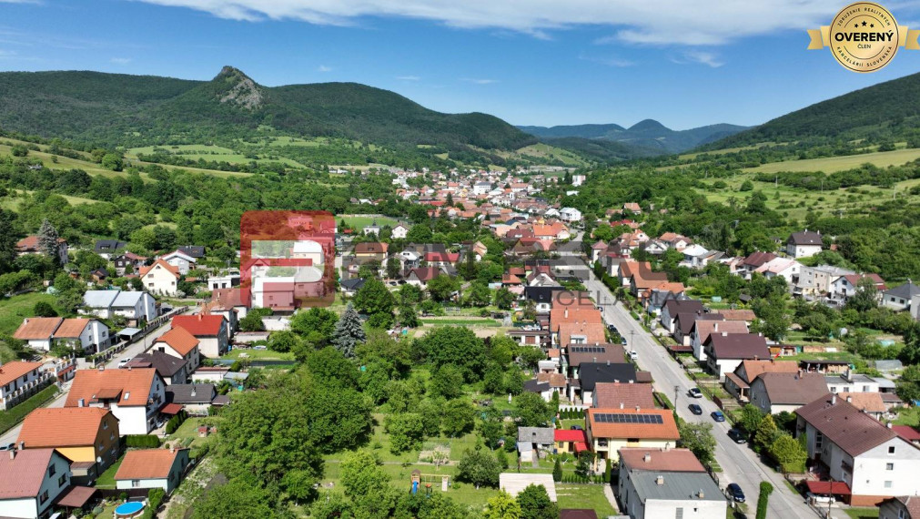 Na predaj rodinný dom s krásnou veľkou záhradou v Omšení, 1.072 m2