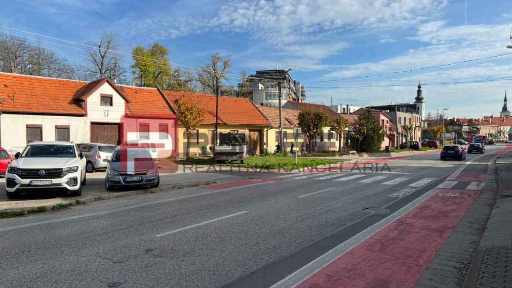 PREDAJ staršieho domu susediaceho so ZÁMOCKÝM parkom v Pezinku