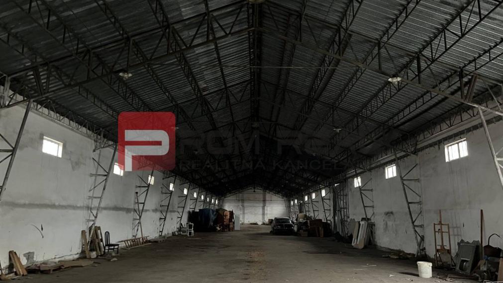 PRENÁJOM Veľký sklad s veľkorysým pozemkom v intraviláne