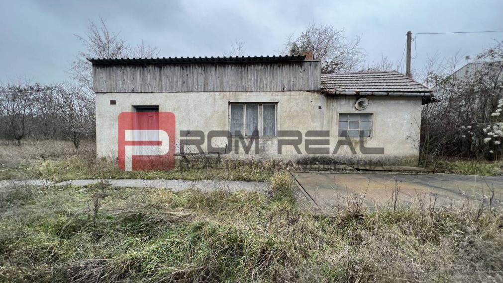 PRENÁJOM Veľký sklad s veľkorysým pozemkom v intraviláne