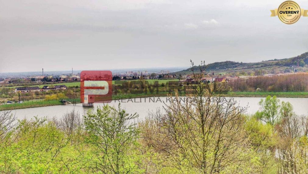 Na PREDAJ krásny slnečný pozemok s chatkou neďaleko Bratislavy