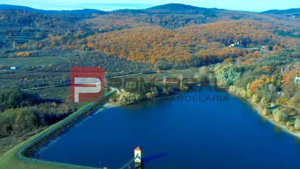 Na PREDAJ krásny slnečný pozemok s chatkou neďaleko Bratislavy