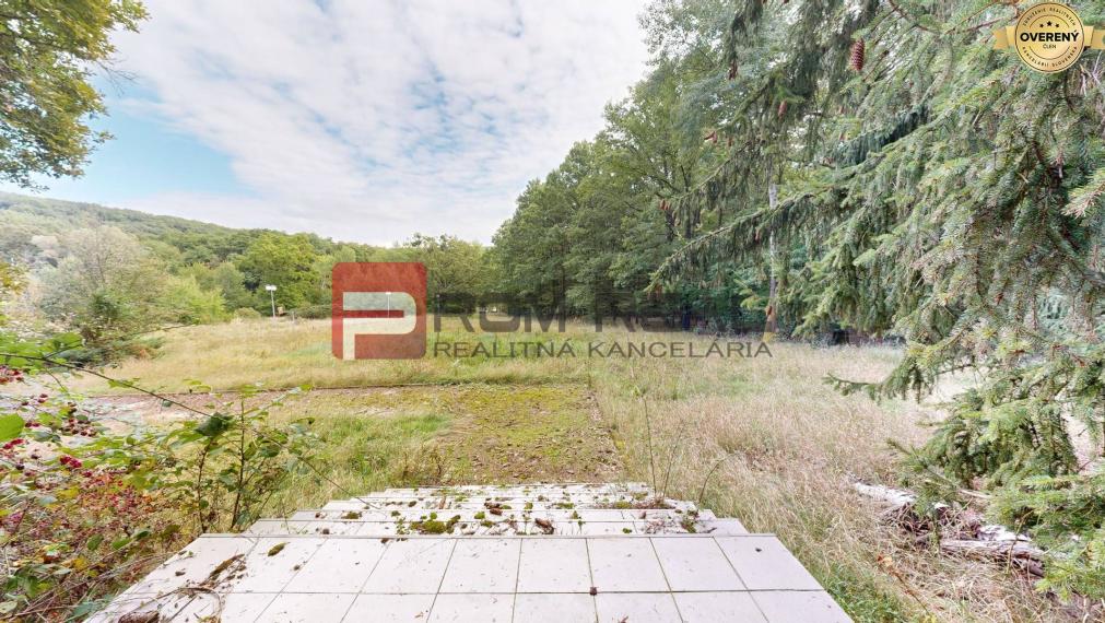 Na PREDAJ krásny slnečný pozemok s chatkou neďaleko Bratislavy