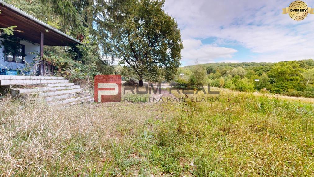 Na PREDAJ krásny slnečný pozemok s chatkou neďaleko Bratislavy