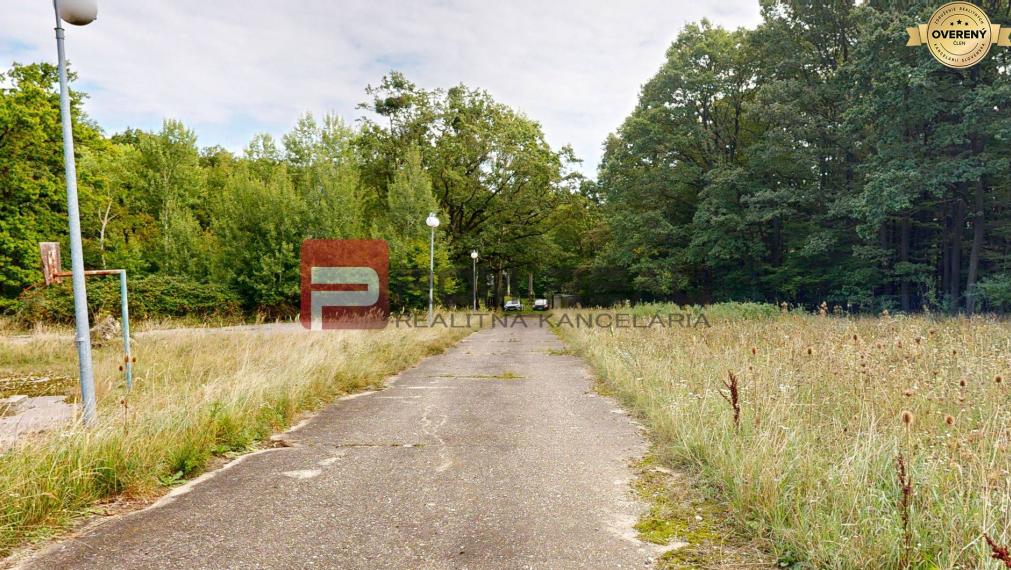 Na PREDAJ krásny slnečný pozemok s chatkou neďaleko Bratislavy