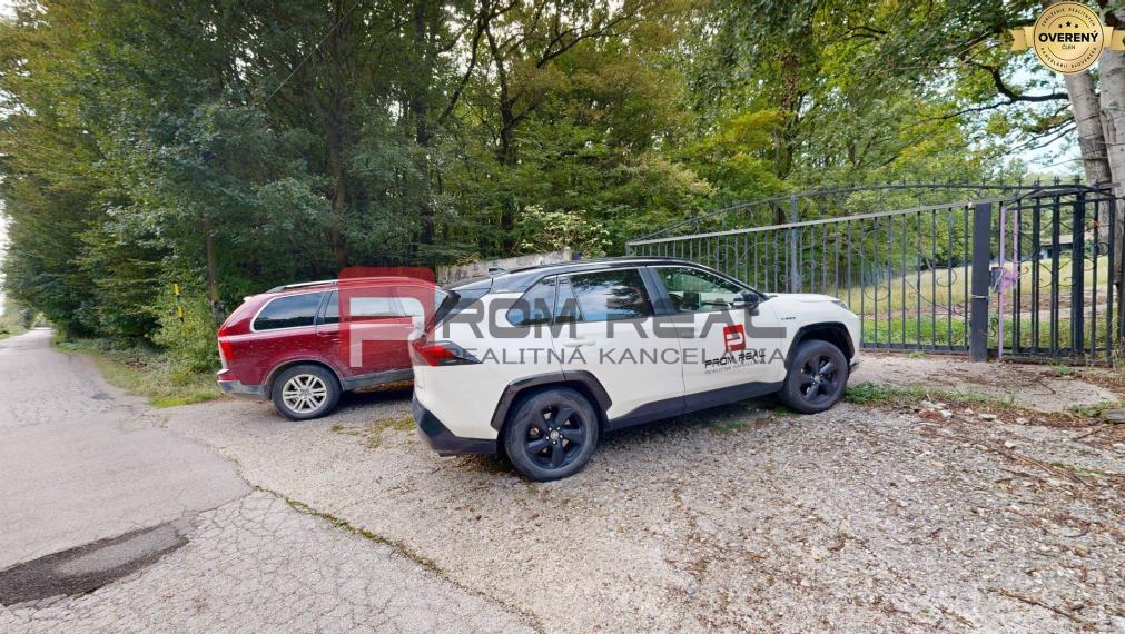 Na PREDAJ krásny slnečný pozemok s chatkou neďaleko Bratislavy