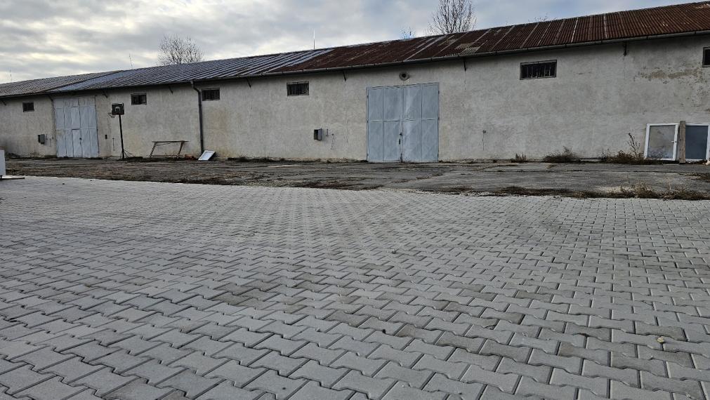 PRENÁJOM Veľký sklad s veľkorysým pozemkom v intraviláne