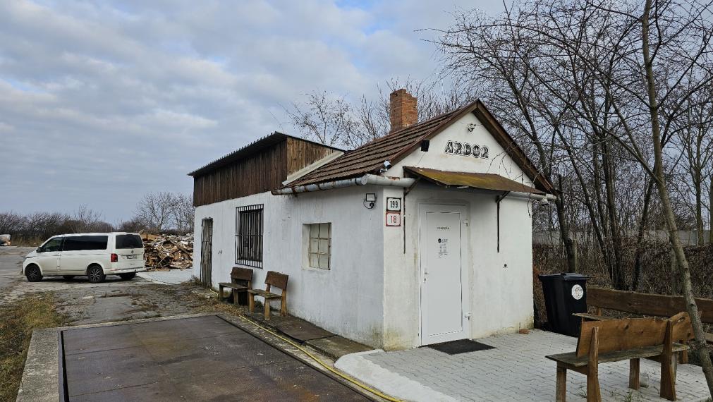 PRENÁJOM Veľký sklad s veľkorysým pozemkom v intraviláne