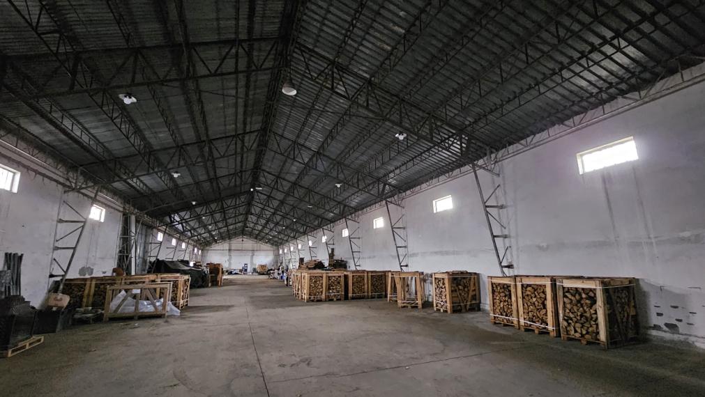 PRENÁJOM Veľký sklad s veľkorysým pozemkom v intraviláne