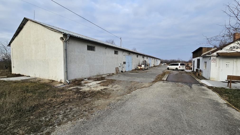 PRENÁJOM Veľký sklad s veľkorysým pozemkom v intraviláne