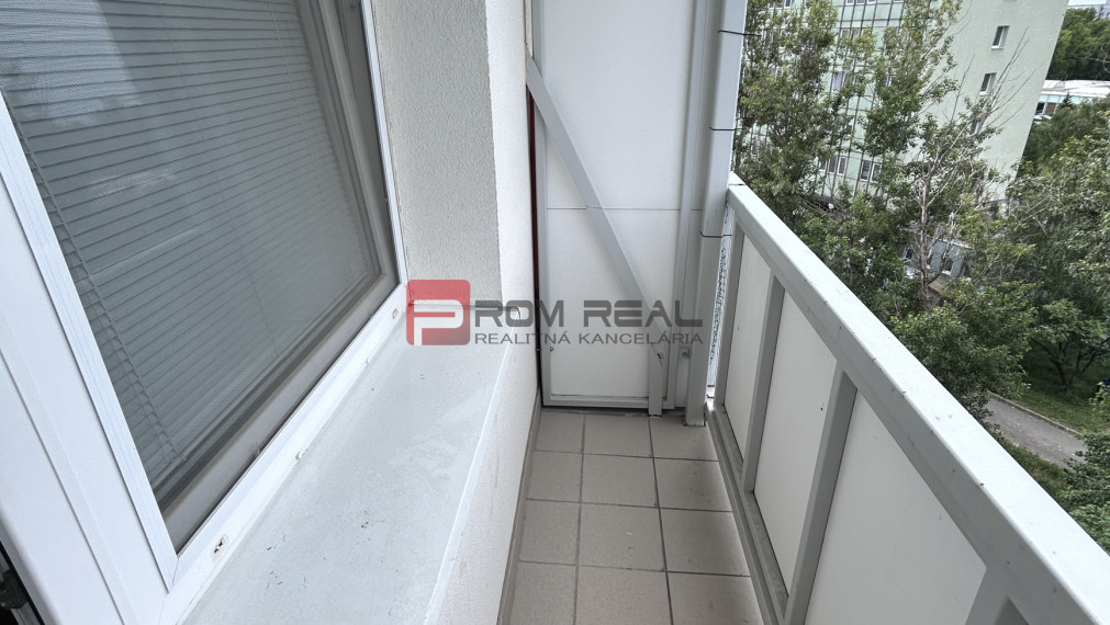 Prenájom kompletne zariadenej garsonky s loggiou – Rybničná, Vajnory