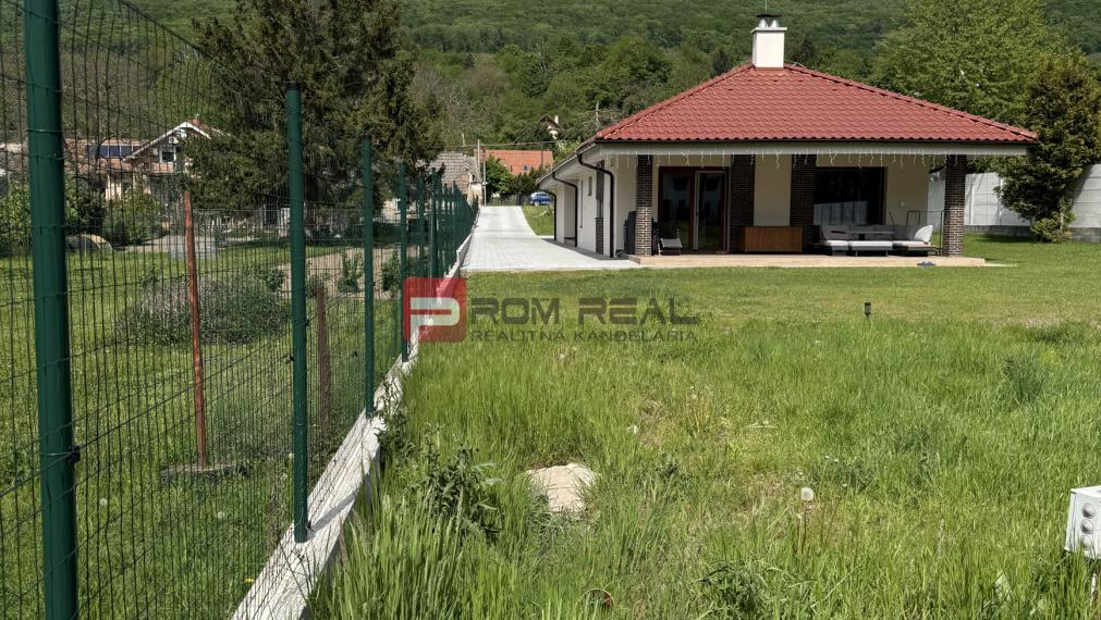 PREDAJ nádherný pozemok Borinka všetky siete + super výhľad