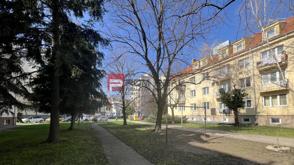 Na PRENÁJOM 2 izbový byt v priamo centre mesta Pezinok