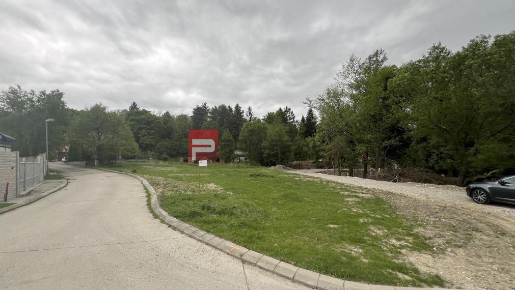 Krásny pozemok v Marianke pod lesom za rozumnú cenu.