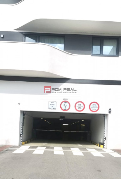 Bratislava - Petržálka - Garážové státia v bytovom komplexe