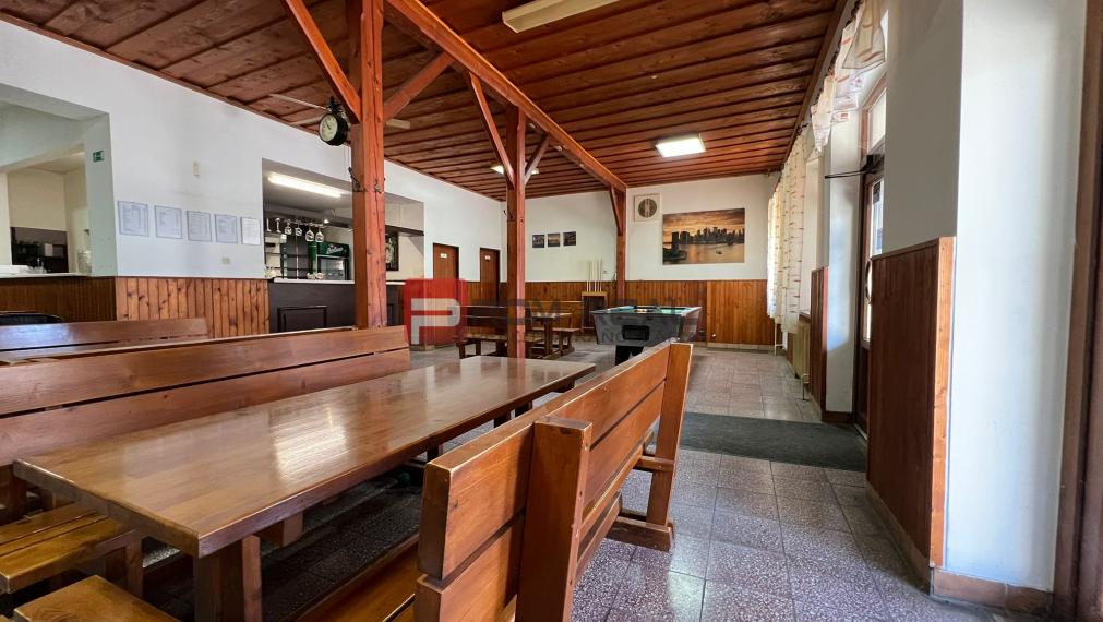 Zabehnutý penzión s reštauráciou a luxusným bytom