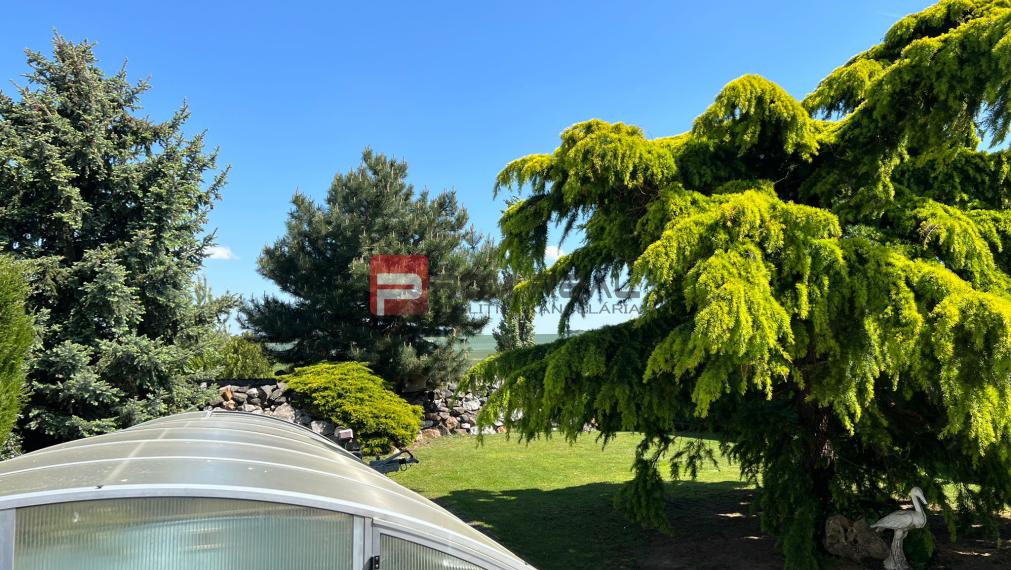 Zabehnutý penzión s reštauráciou a luxusným bytom