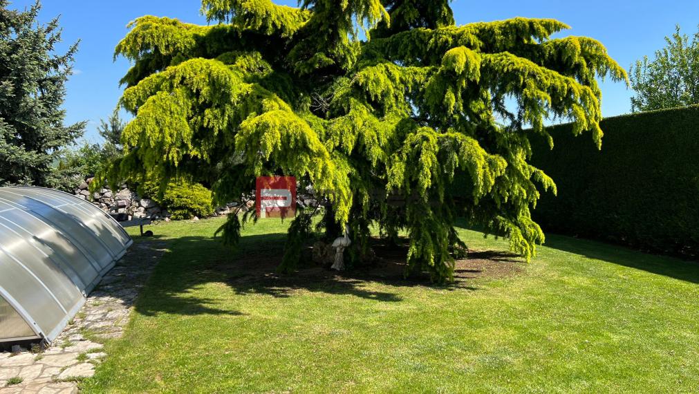 Zabehnutý penzión s reštauráciou a luxusným bytom