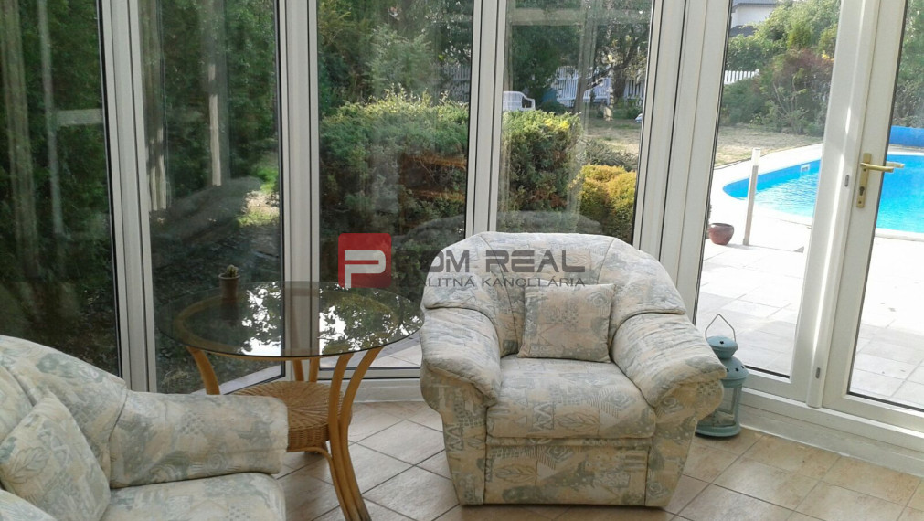 PREDAJ Rodinný dom s bazénom, potenciálom a 10 árovým pozemkom v dobrej lokalite Podunajské Biskupice