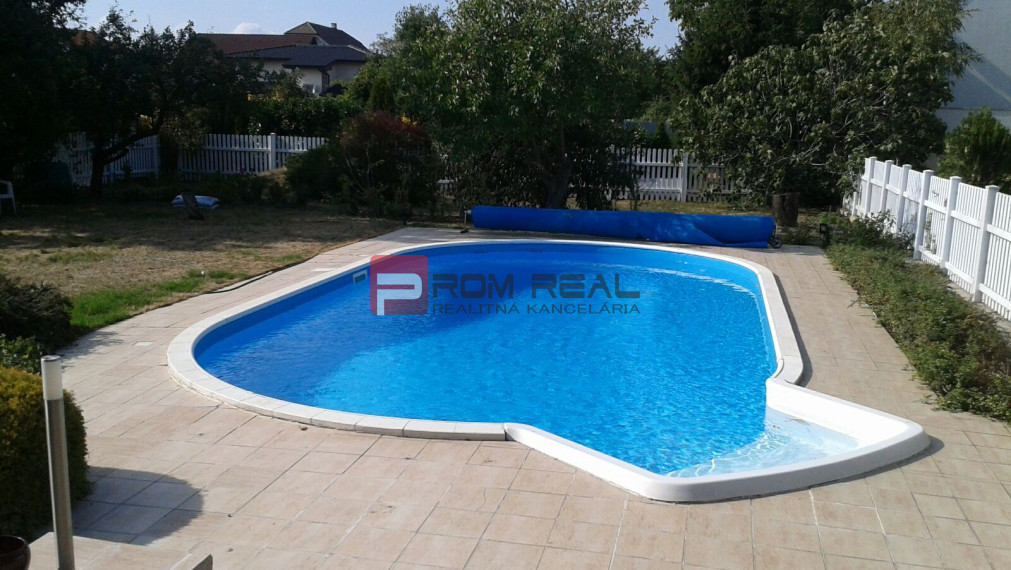 PREDAJ Rodinný dom s bazénom, potenciálom a 10 árovým pozemkom v dobrej lokalite Podunajské Biskupice