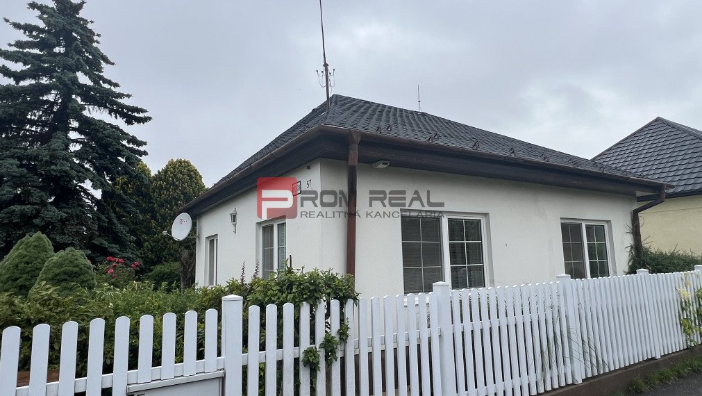 PREDAJ Rodinný dom s bazénom, potenciálom a 10 árovým pozemkom v dobrej lokalite Podunajské Biskupice