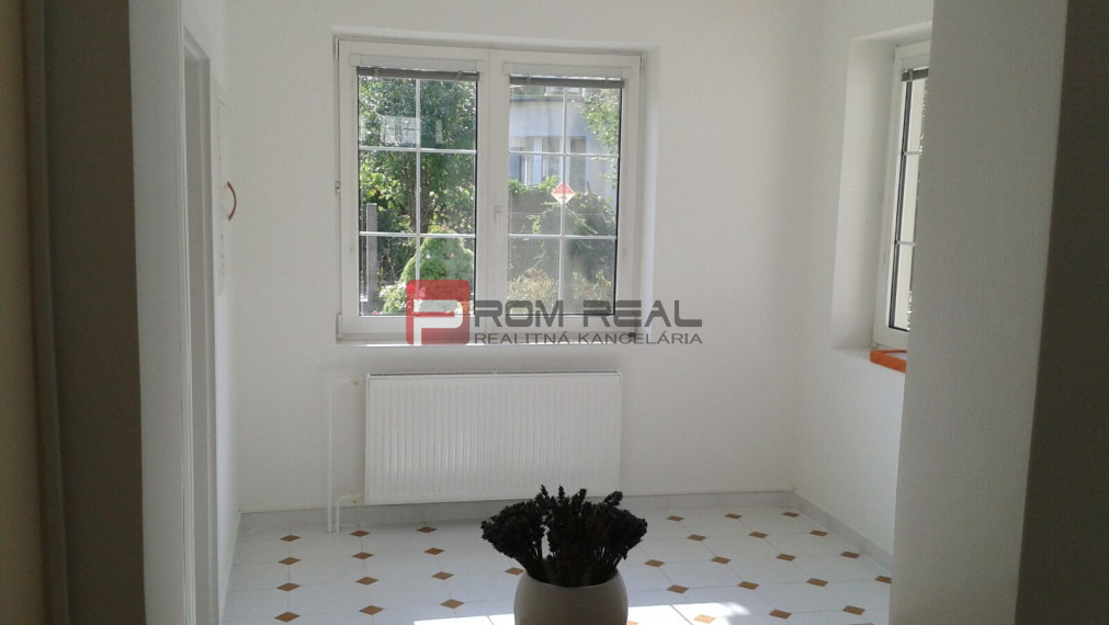 PREDAJ Rodinný dom s bazénom, potenciálom a 10 árovým pozemkom v dobrej lokalite Podunajské Biskupice