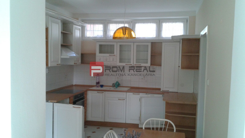 PREDAJ Rodinný dom s bazénom, potenciálom a 10 árovým pozemkom v dobrej lokalite Podunajské Biskupice