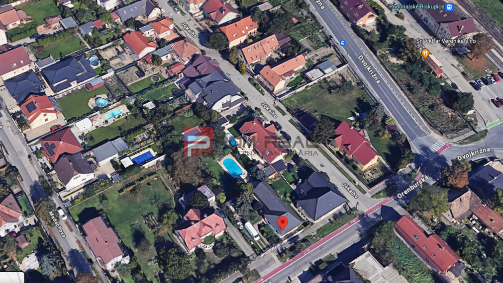 PREDAJ Rodinný dom s bazénom, potenciálom a 10 árovým pozemkom v dobrej lokalite Podunajské Biskupice