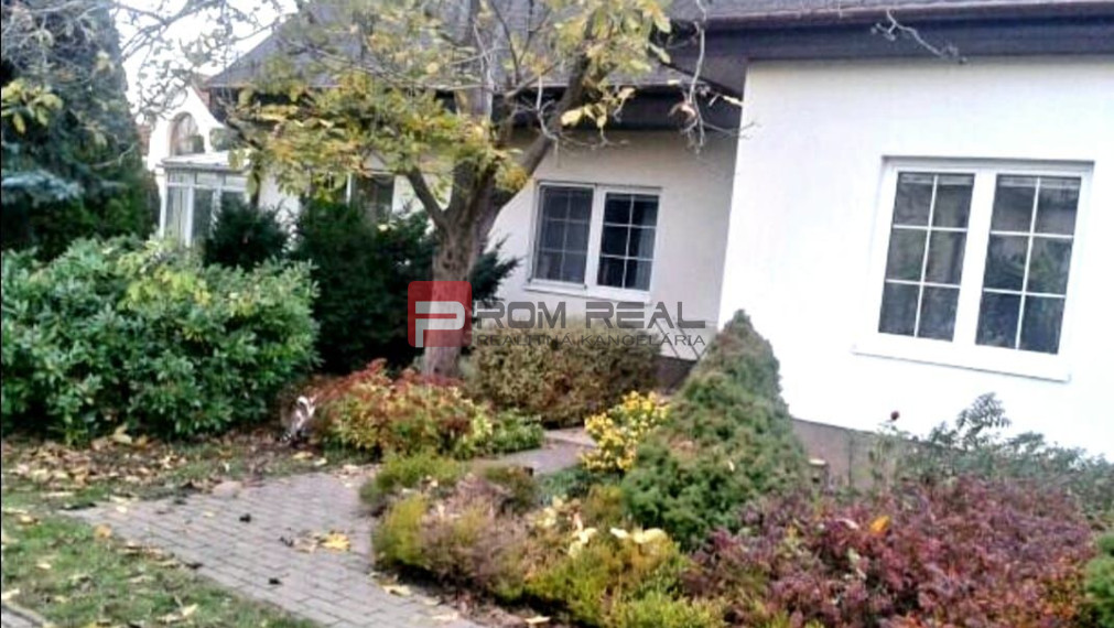 PREDAJ Rodinný dom s bazénom, potenciálom a 10 árovým pozemkom v dobrej lokalite Podunajské Biskupice