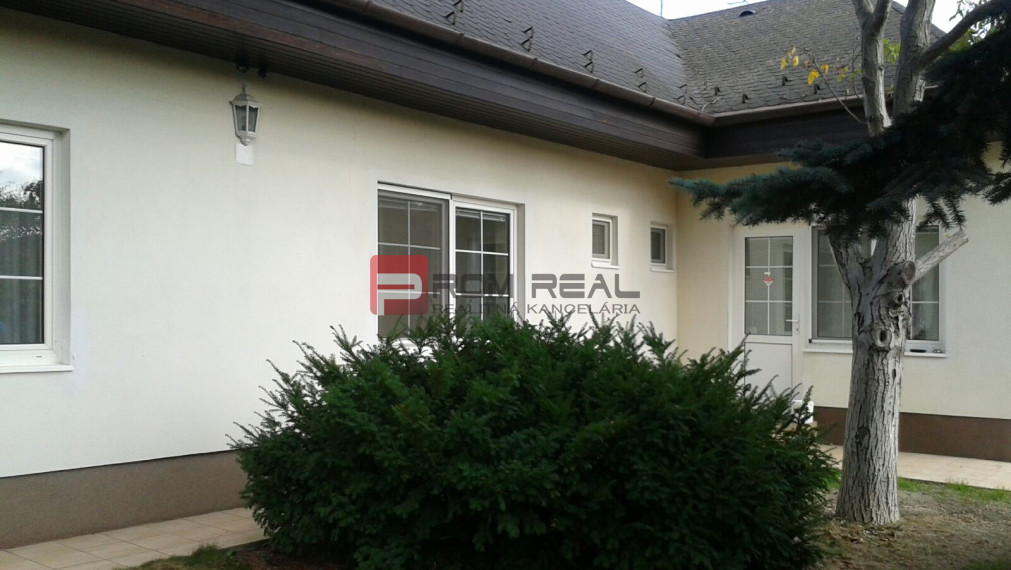 PREDAJ Rodinný dom s bazénom, potenciálom a 10 árovým pozemkom v dobrej lokalite Podunajské Biskupice