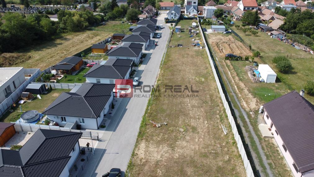 Stavebný pozemok so stavebným povolením a projektom na dvojdom