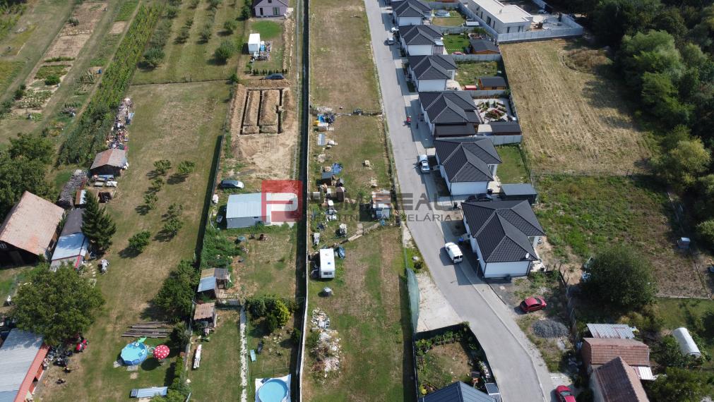 Stavebný pozemok so stavebným povolením a projektom na dvojdom