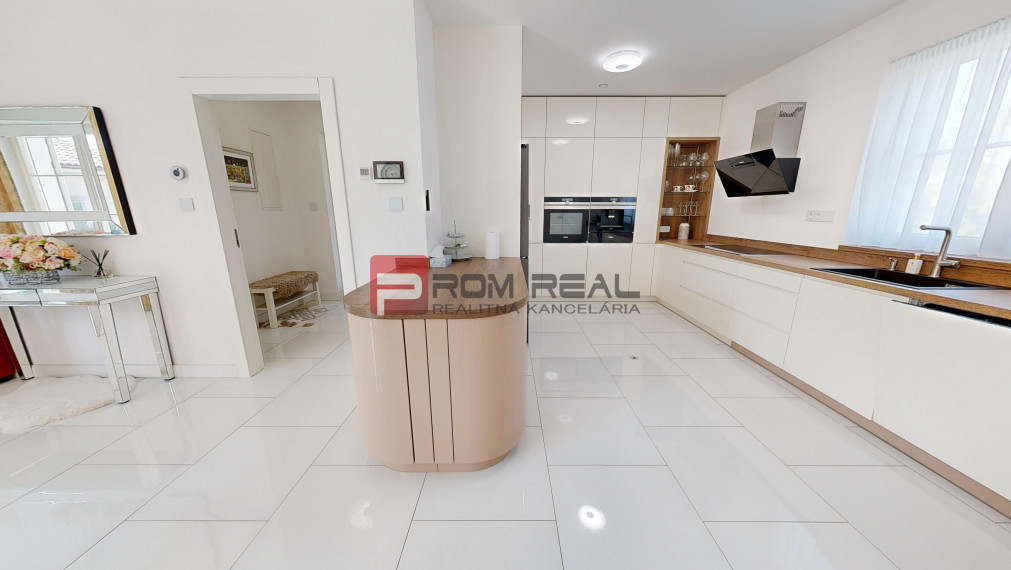 PREDANÉ Luxusná vila Senec