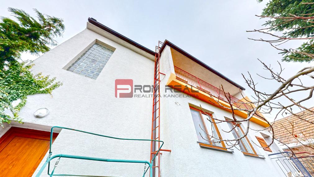 REZERVOVANÉ veľkého rodinného domu v centre Pezinka