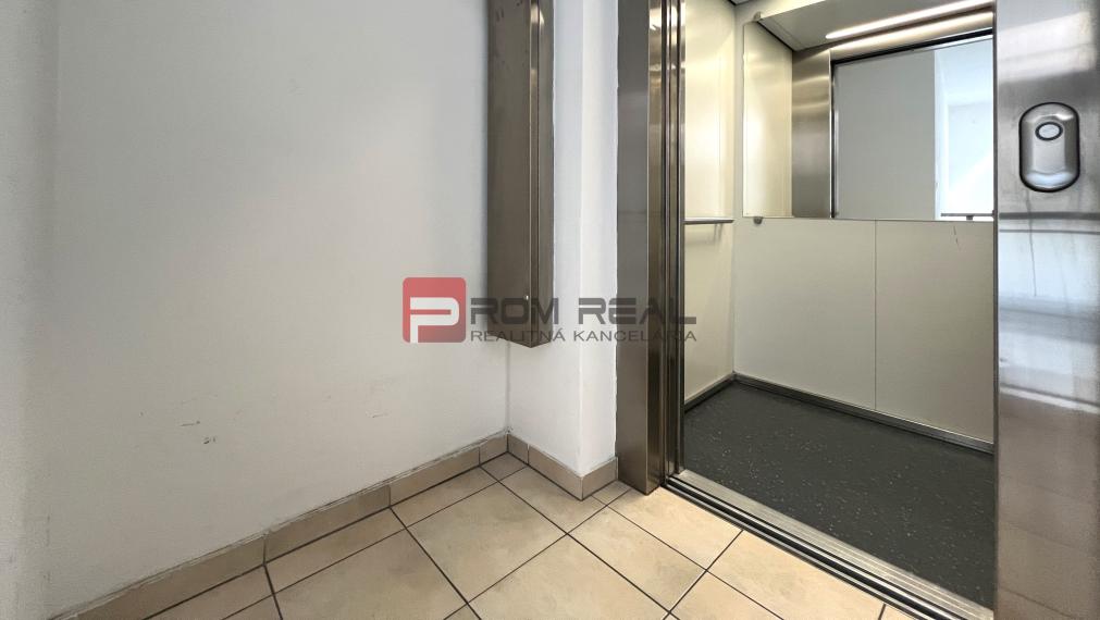 Na PRENÁJOM 2 izbový byt s dvomi terasami vo výbornej lokalite Bratislava - Vrakuňa v bytovom dome vila Lujza