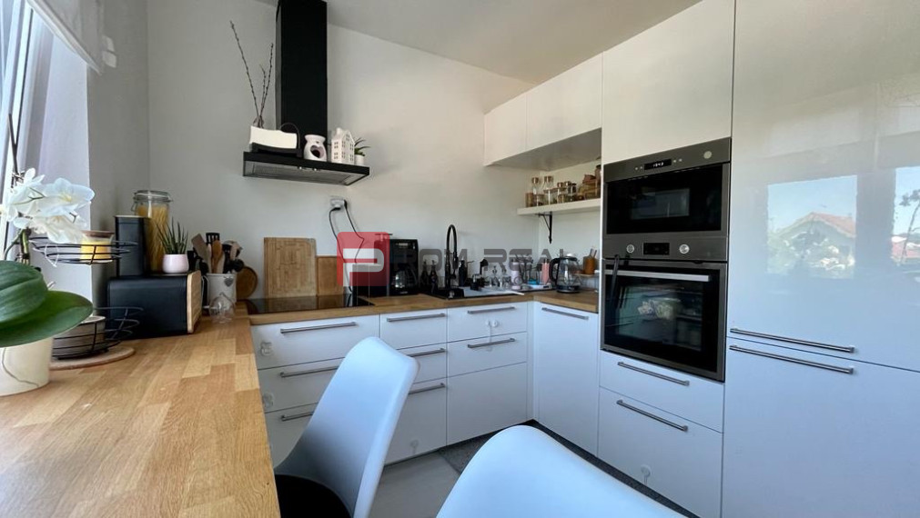 Na PREDAJ priestranný 3 izbový byt s balkónom v meste Senec