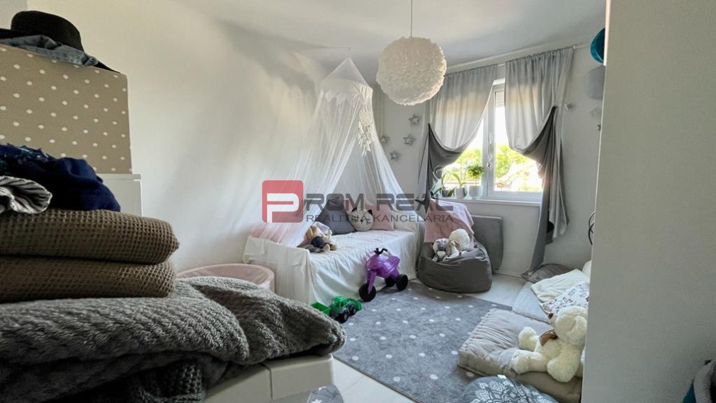 Na PREDAJ priestranný 3 izbový byt s balkónom v meste Senec