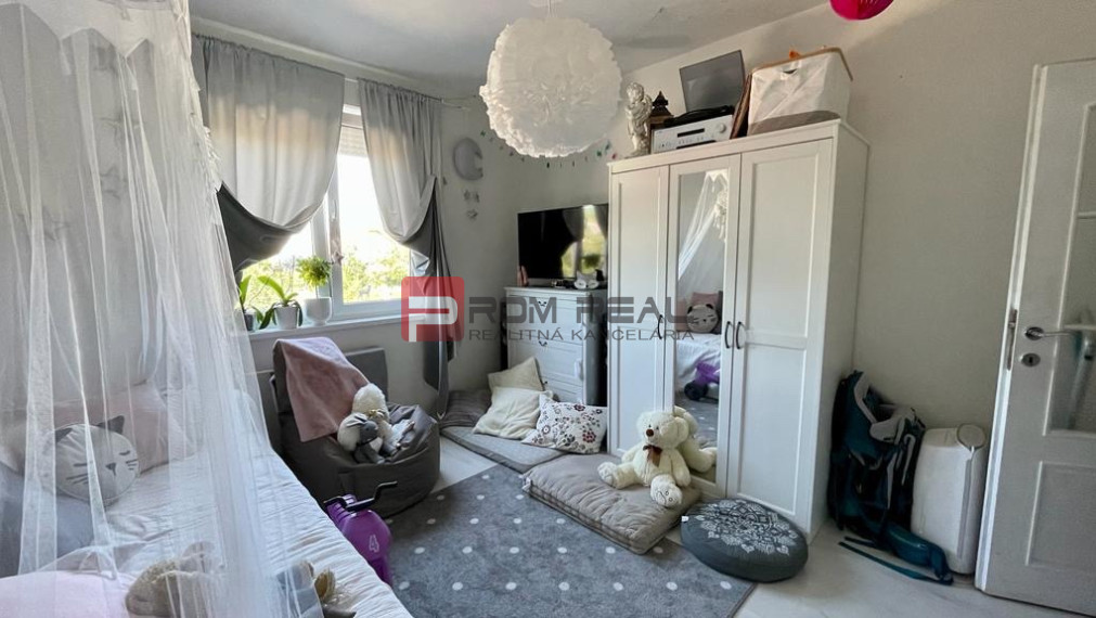 Na PREDAJ priestranný 3 izbový byt s balkónom v meste Senec