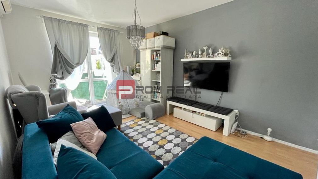 Na PREDAJ priestranný 3 izbový byt s balkónom v meste Senec