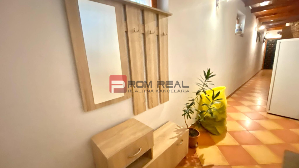 Priestranný 2-izbový mezonet na prenájom - Svätý Jur