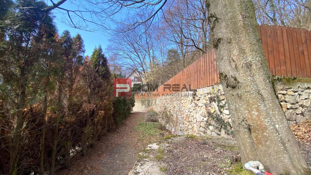 Priestranný 2-izbový mezonet na prenájom - Svätý Jur