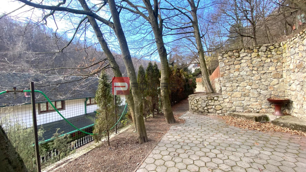 Priestranný 2-izbový mezonet na prenájom - Svätý Jur