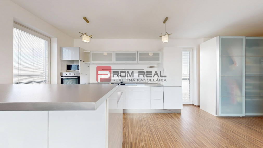 PREDANÉ Exkluzívne na predaj veľký 2-izbový byt s nadštandardnou terasou a parkovaním