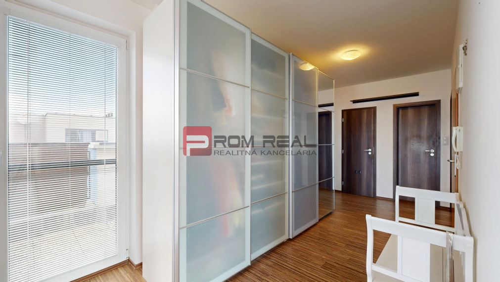 PREDANÉ Exkluzívne na predaj veľký 2-izbový byt s nadštandardnou terasou a parkovaním