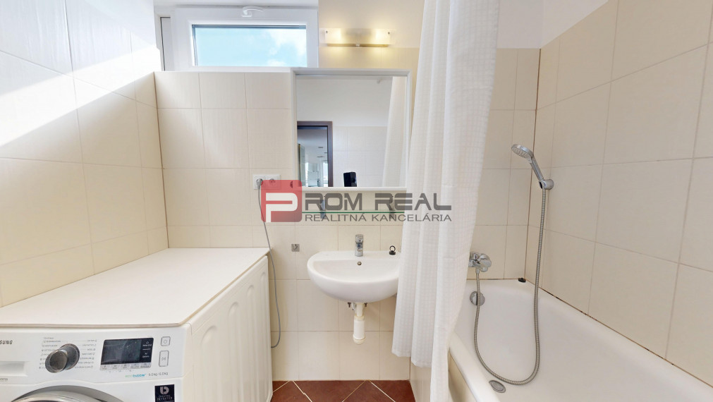 PREDANÉ Exkluzívne na predaj veľký 2-izbový byt s nadštandardnou terasou a parkovaním