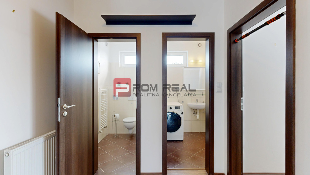 PREDANÉ Exkluzívne na predaj veľký 2-izbový byt s nadštandardnou terasou a parkovaním